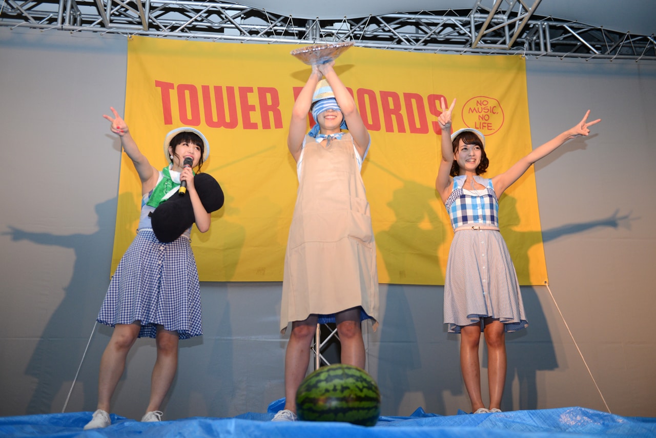 Negicco、夜の屋上でハチャメチャスイカ割り