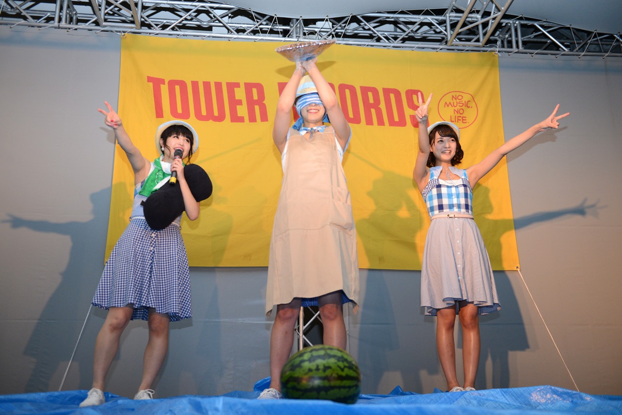 スイカ割りにチャレンジするNegicco。