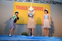 メンバーとファンによる必死の誘導でなんとかスイカに照準を定めたMegu（中央）。