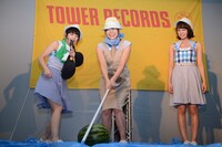 Megu（中央）のホウキはスイカにヒットするも、1発では割れない。