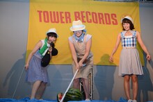 Megu（中央）が何度もスイカを叩き、ようやくスイカが割れた瞬間。