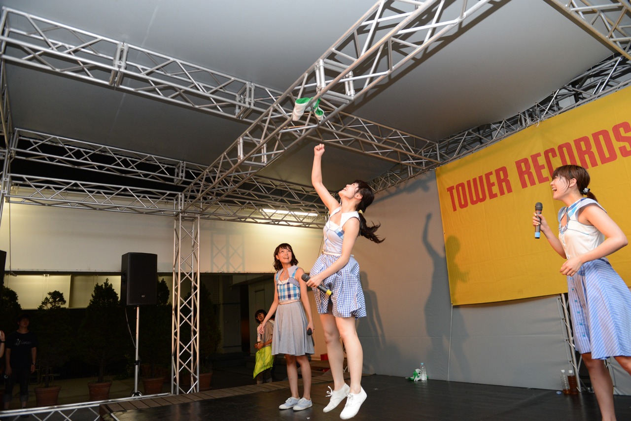 「トキメキ☆マイドリーム」のラストで勢いよく放り上げたタオルが鉄骨に引っかかってしまい、続く「圧倒的なスタイル」のイントロでリズムに合わせてジャンプしてタオルをつかもうとするNao☆。
