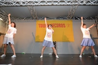 アンコールで「ときめきのヘッドライナー」を歌うNegicco。