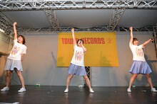 アンコールで「ときめきのヘッドライナー」を歌うNegicco。