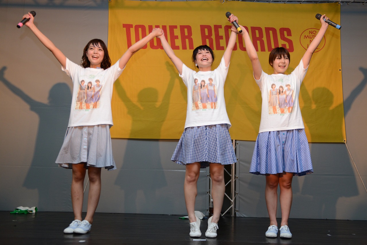 最後に手をつないでファンに挨拶するNegicco。