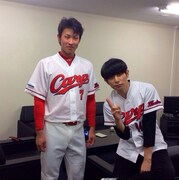 左から堂林翔太選手、堂珍嘉邦。