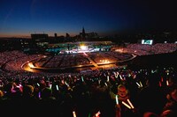 ももいろクローバーZ「ももクロ春の一大事2014 国立競技場大会～NEVER ENDING ADVENTURE 夢の向こうへ～」の様子。（Photo by HAJIME KAMIIISAKA+Z）