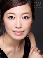 今年2月にリリースされた村治佳織「村治佳織ベスト～4 COMPOSERS」初回限定盤ジャケット。