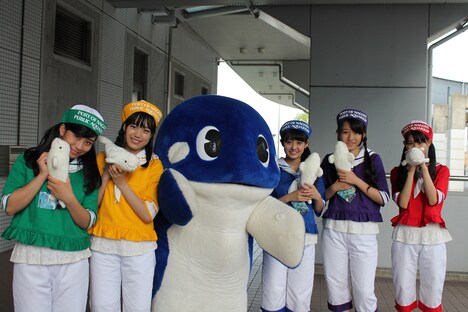 左から坂本遥奈、伊藤千由李、名古屋港水族館のマスコットキャラクター・カイオー、咲良菜緒、大黒柚姫、秋本帆華。