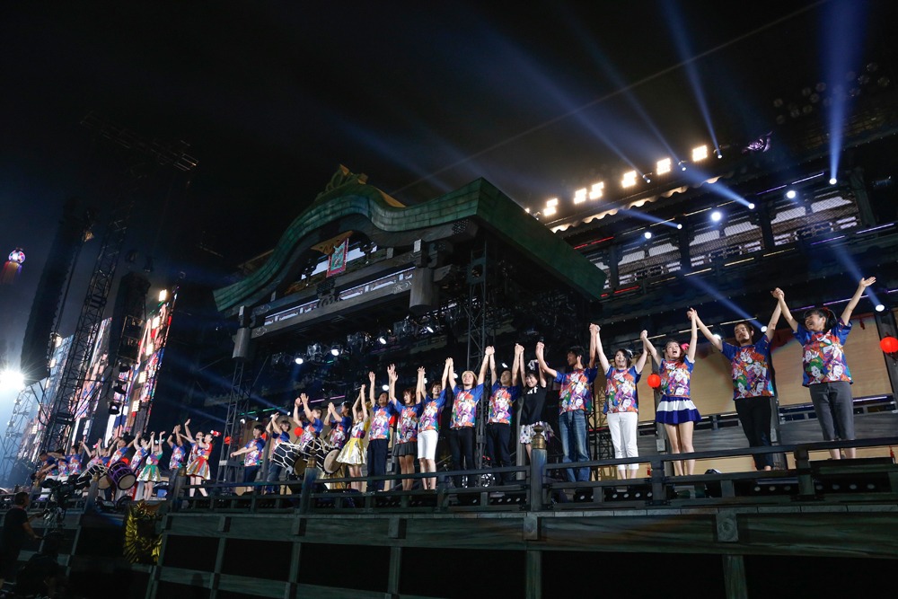 ももいろクローバーZ「ももクロ夏のバカ騒ぎ2014 日産スタジアム大会～桃神祭～」初日公演の様子。（Photo by HAJIME KAMIIISAKA+Z）