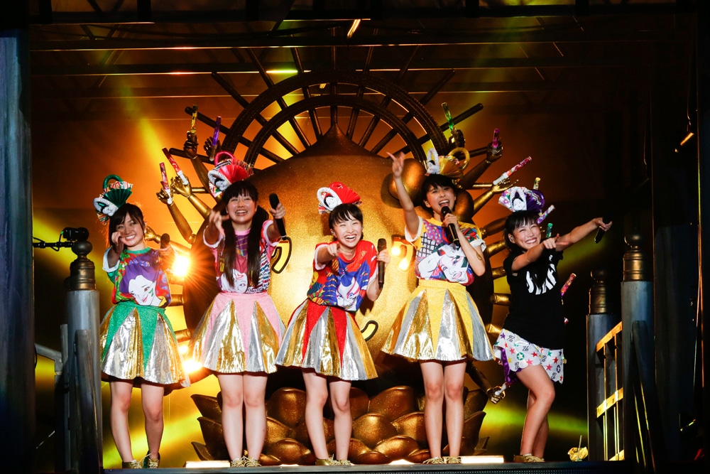ももいろクローバーZ「ももクロ夏のバカ騒ぎ2014 日産スタジアム大会～桃神祭～」初日公演の様子。（Photo by HAJIME KAMIIISAKA+Z）