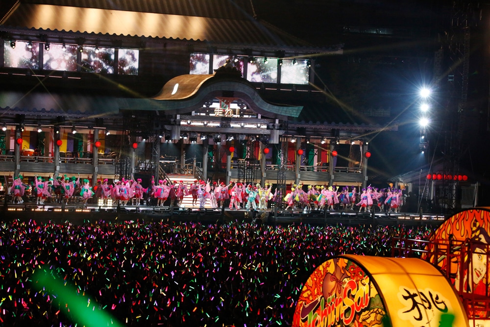 ももいろクローバーZ「ももクロ夏のバカ騒ぎ2014 日産スタジアム大会～桃神祭～」初日公演の様子。（Photo by HAJIME KAMIIISAKA+Z）
