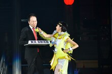 清野茂樹アナウンサーをビンタする玉井詩織。