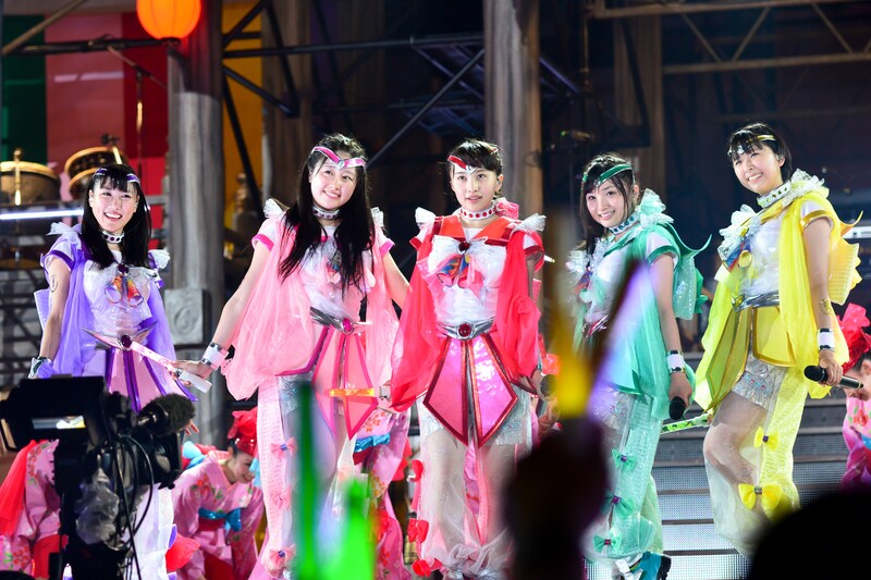 今週の人気画像1位は「ももクロ、日産で夏の『桃神祭』初日開催」より、ももいろクローバーZ「ももクロ夏のバカ騒ぎ2014 日産スタジアム大会～桃神祭～」初日公演の様子。