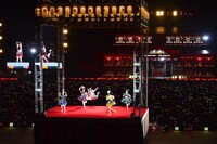 今週の人気画像8位は「ももクロ、日産で夏の『桃神祭』初日開催」より、「行くぜっ！怪盗少女」での百田夏菜子のえびぞりジャンプ。