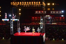 「行くぜっ！怪盗少女」での百田夏菜子のえびぞりジャンプ。