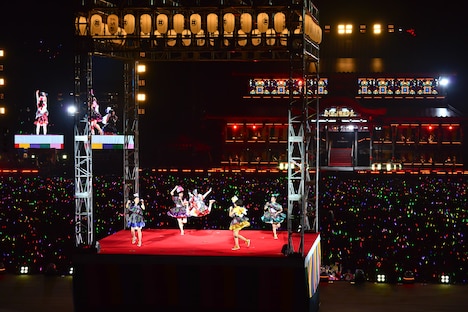 「行くぜっ！怪盗少女」での百田夏菜子のえびぞりジャンプ。