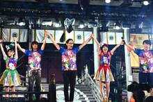 ももいろクローバーZ「ももクロ夏のバカ騒ぎ2014 日産スタジアム大会～桃神祭～」初日公演の様子。