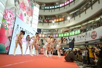 DRAGON CENTRE（西九龍）でのフリーライブの様子。