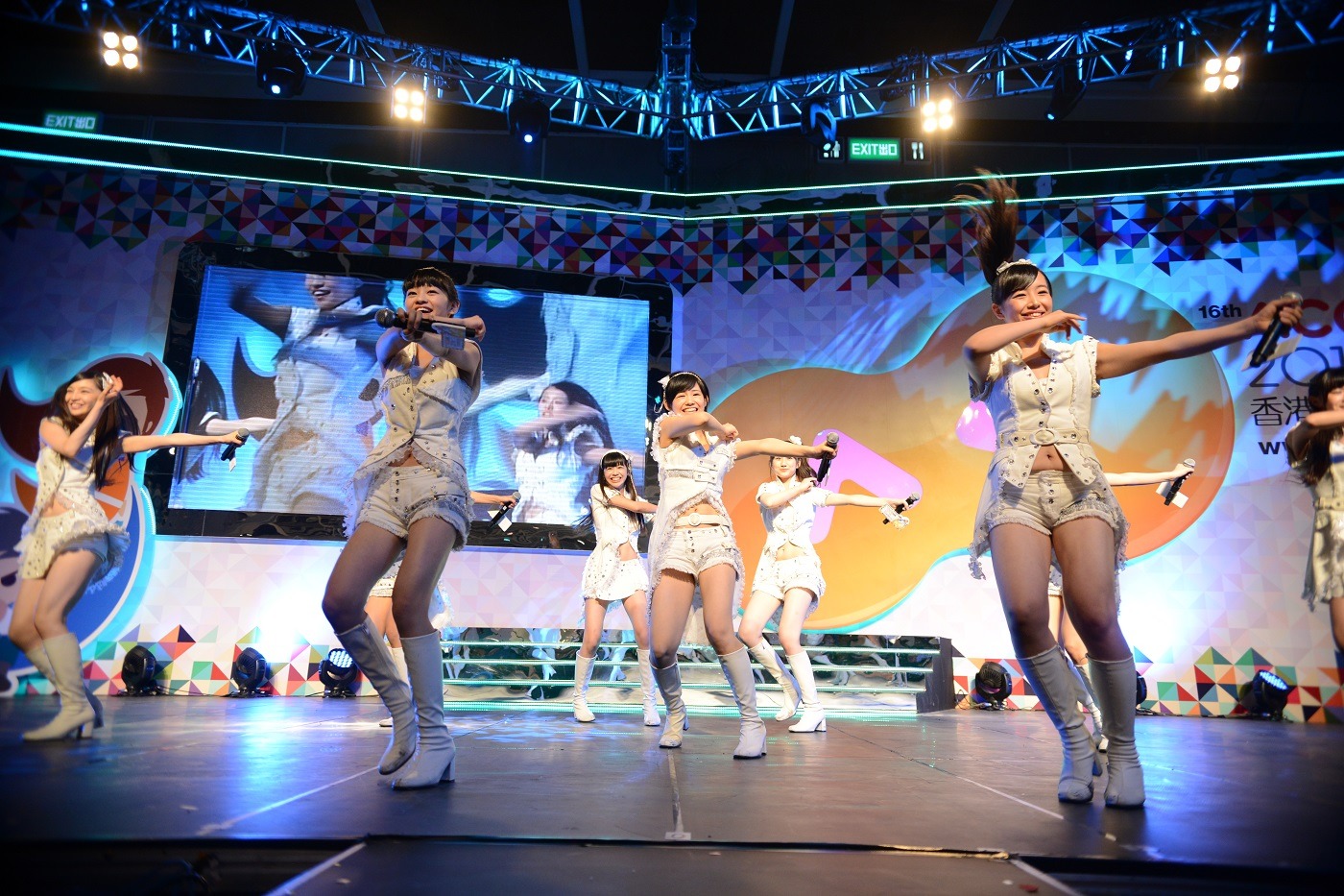 東京パフォーマンスドールのライブの様子。