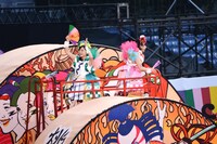 左から有安杏果、佐々木彩夏。