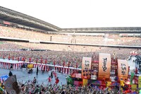 ももいろクローバーZ「ももクロ夏のバカ騒ぎ2014 日産スタジアム大会～桃神祭～」初日公演の様子。