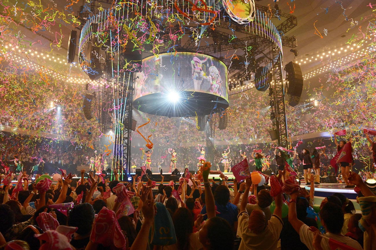 「E-girls LIVE TOUR 2014 "COLORFUL LAND"」東京・日本武道館公演の様子。