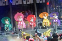 今週の人気画像4位は「雨にも負けず！ももクロ『桃神祭』でバカ騒ぎ」より、ももいろクローバーZ。