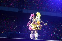 左から佐々木彩夏、玉井詩織。