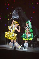 左から玉井詩織、有安杏果。