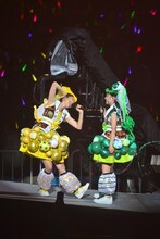 左から玉井詩織、有安杏果。