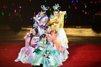 2014年の人気画像25位は「雨にも負けず！ももクロ『桃神祭』でバカ騒ぎ」より、ももいろクローバーZ。