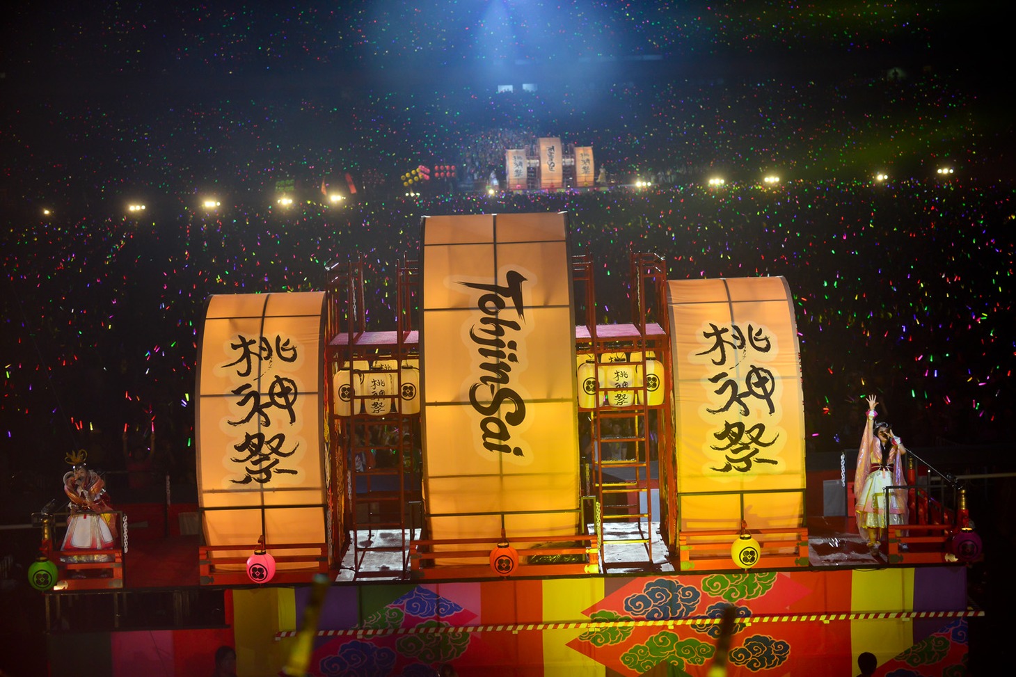 「ももクロ夏のバカ騒ぎ2014 日産スタジアム大会～桃神祭～」7月27日公演の様子。