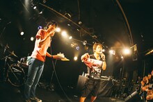 バースデーケーキを持ったスタッフとピエール中野。（撮影：西槇太一）