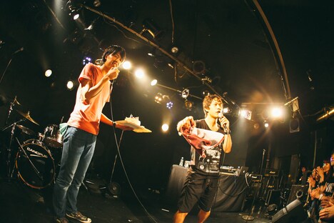 バースデーケーキを持ったスタッフとピエール中野。（撮影：西槇太一）