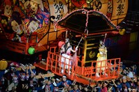 左から佐々木彩夏、玉井詩織。