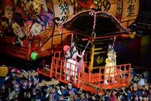 左から佐々木彩夏、玉井詩織。