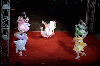 「行くぜっ！怪盗少女」での百田夏菜子のえびぞりジャンプ。