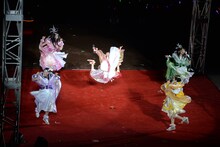 「行くぜっ！怪盗少女」での百田夏菜子のえびぞりジャンプ。