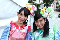 本番前に余裕の笑顔を見せる秋本帆華（左）と坂本遥奈（右）。