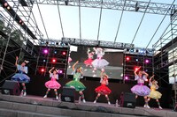 新曲「抱きしめてアンセム」を披露するチームしゃちほこ。