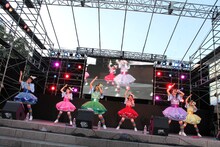 新曲「抱きしめてアンセム」を披露するチームしゃちほこ。