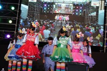 「サマラバ」を7人で披露するチームしゃちほこ＆CBC永岡アナ。