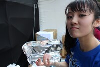 大きな氷をゲットしてご満悦の咲良菜緒。