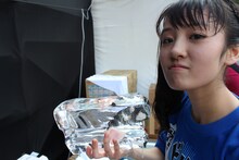 大きな氷をゲットしてご満悦の咲良菜緒。