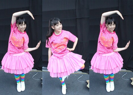 安藤ゆずによる「CBC」のポーズ。