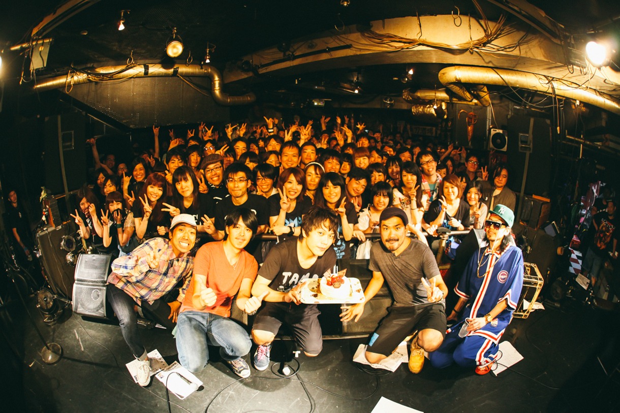 「ピエール中野 47都道府県ドラムを叩いてまわるツアー 2014」東京・音処 手刀公演終了後に行われた記念撮影の様子。（撮影：西槇太一）