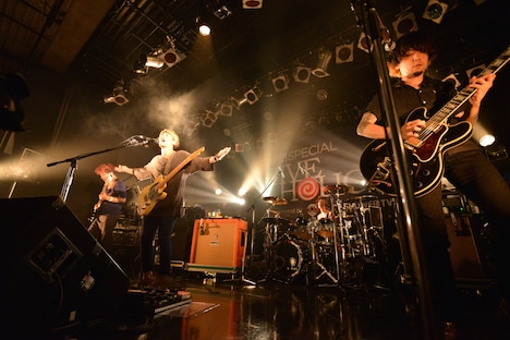 「uP!!!SPECIAL LIVE HOLIC supported by SPACE SHOWER TV」よりNothing's Carved In Stoneのライブの様子。（撮影：忠村旭城、菊池勇希）