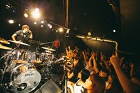 「ピエール中野 47都道府県ドラムを叩いてまわるツアー 2014」東京・音処 手刀公演の様子。（撮影：西槇太一）