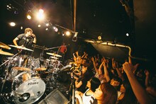 「ピエール中野 47都道府県ドラムを叩いてまわるツアー 2014」東京・音処 手刀公演の様子。（撮影：西槇太一）